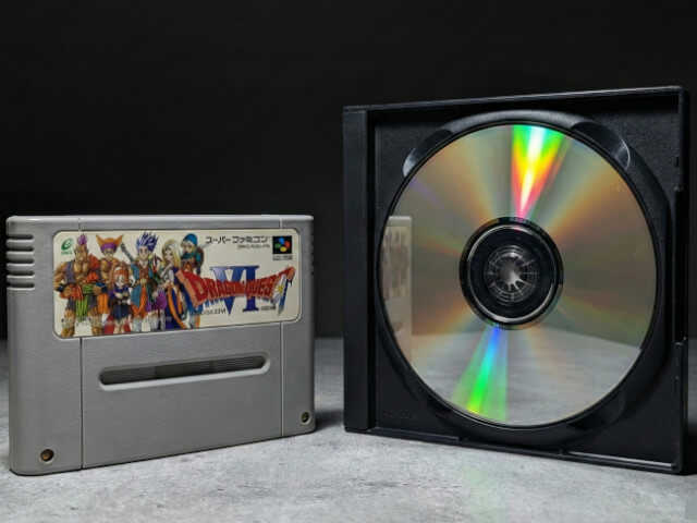 ゲームカセットとCDメディアをイメージした画像です。