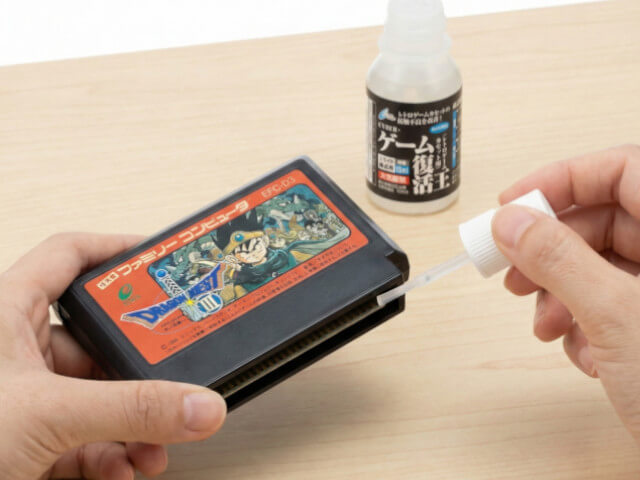 レトロゲームカセットを接点復活剤で手入れしている画像です。